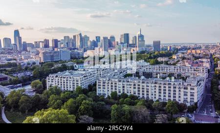 Vue aérienne sur Paris : quartier des affaires de la Défense (partie de Pureaux) à distance (gratte-ciel) et partie du Bois de Boulogne (forêt de Boulogne) Banque D'Images