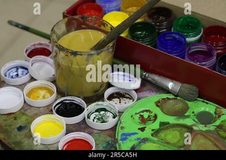 photo ouvrir différentes couleurs de peintures pour dessiner dans des pots Banque D'Images