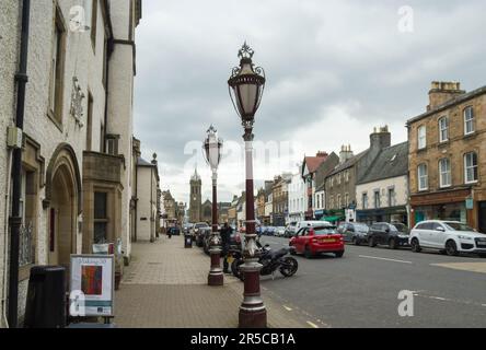 High Street à Peebles, photo prise devant la Chambers institution. Peebles, Écosse Banque D'Images