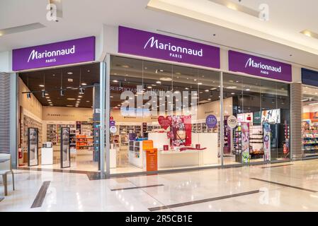 Carmagnola, Italie - 05 mai 2023 : boutique de cosmétiques et parfums Marionnaud à l'intérieur du centre commercial italien Conte Di Carmagnola. Marionnaud est un perfum français Banque D'Images