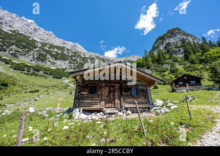 Huttes alpines au Kaiser-Hochalm, montagnes du Kaiser, Wilder Kaiser, Alpes de Kitzbuehel, Tyrol, Autriche Banque D'Images