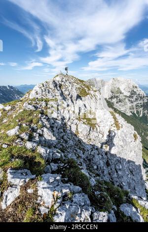 Mountaineer sur un chemin de crête, traversant le Hackenkoepfe, montagnes rocheuses du Kaisergebirge, Wilder Kaiser, Alpes de Kitzbuehler, Tyrol, Autriche Banque D'Images