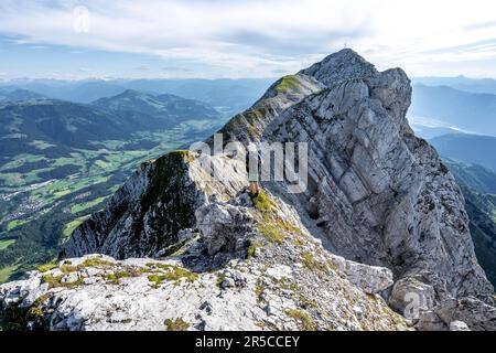 Mountaineer sur un chemin de crête, traversant le Hackenkoepfe, derrière le sommet du Scheffauer, les montagnes rocheuses du Kaisergebirge, Wilder Kaiser Banque D'Images