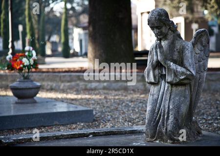 Cimetière monumental italien : collection de deux cents ans statues Banque D'Images