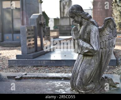 Cimetière monumental italien : collection de deux cents ans statues Banque D'Images