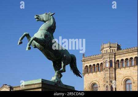 Sculpture en bronze de la Saxon Steed devant le bâtiment de l'université de Hanovre, en Allemagne Banque D'Images