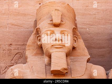 Zoom avant vue de la statue du Pharaon Ramses II en face du Grand Temple de Ramses II dans le village d'Abu Simbel, Assouan, haute Égypte Banque D'Images