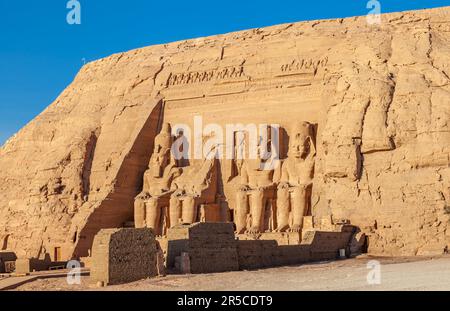 Vue sur le célèbre temple de Pharaon Ramsès II, coupé en pierre, dans le village d'Abou Simbel, Assouan, haute-Égypte Banque D'Images