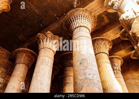 Belle décoration aux colonnes du Temple de Khnum (le RAM a dirigé le Dieu égyptien) à Esna, en haute-Égypte Banque D'Images