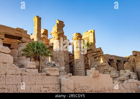 Vue sur les ruines de la grande salle Hypostyle du temple de Karnak à louxor, en haute-Égypte Banque D'Images