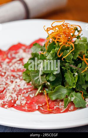 Le carpaccio de boeuf avec fromage parmesan Banque D'Images