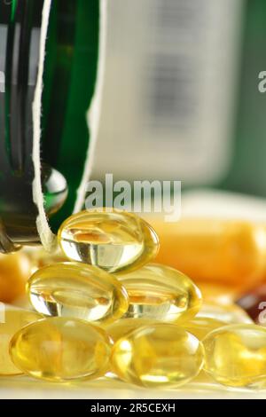 La composition avec complément alimentaire en capsules et en conteneurs. Variété de pilules de drogue Banque D'Images