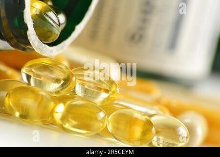 La composition avec complément alimentaire en capsules et en conteneurs. Variété de pilules de drogue Banque D'Images