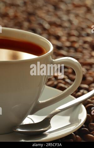 La composition avec tasse et les grains de café Banque D'Images