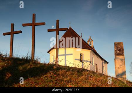 3 croix se dressent sur le Kornbuehl au-dessus de Heufeld dans l'Alb souabe, en face de la chapelle de Salmendingen, également appelée St. Chapelle Anna. La lune brille Banque D'Images