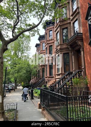 Mailman livre du courrier dans une rue résidentielle du quartier Park Slope de Brooklyn, New York. Banque D'Images