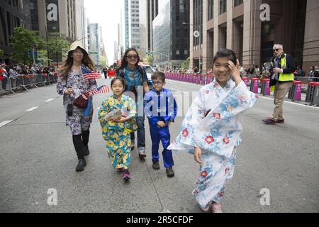 2023 Asian American Pacific Islander Heritage Parade à New York marche jusqu'à 6th Avenue dans Midtown Manhattan, New York. Banque D'Images