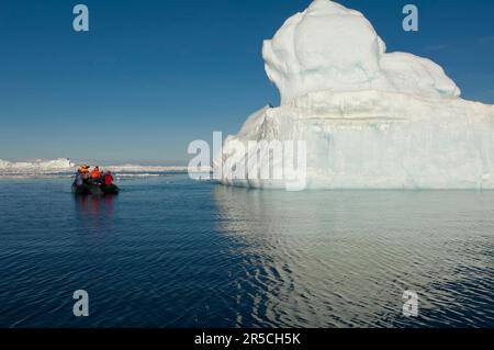 Touristes en canot pneumatique, iceberg, Weddell Lake, Antarctique Banque D'Images