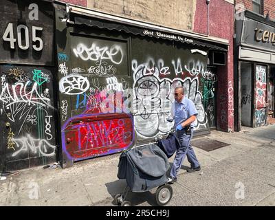 Le mauvais graffiti est toujours un problème dans de nombreux quartiers de New York comme ce bloc sur le côté ouest de Midtown Manhattan. Banque D'Images