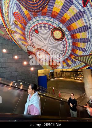 Escalier roulant et plafond en mosaïque à la station de métro Hudson yards 7 à West 34th Street à Manhattan. Ouvert en septembre 2015. L'artiste est Xenobia Bailey. Les modèles de type mandala sont appelés « vibrations de Funktional » Banque D'Images