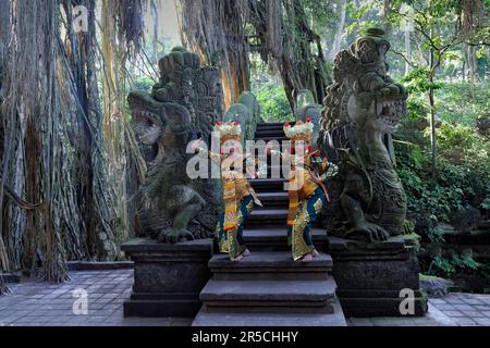 Deux danseurs balinais, forêt de singes, Ubud, Bali, Indonésie Banque D'Images