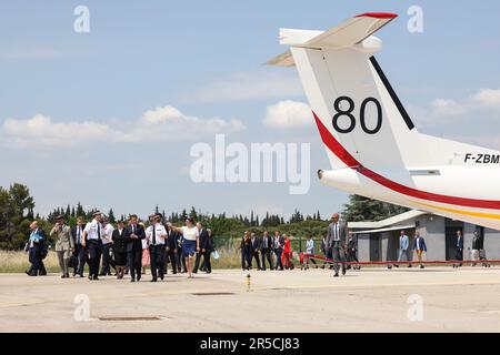 Garons, France. 02nd juin 2023. Le président français Emmanuel Macron visite la base aérienne de sécurité civile de Nîmes-Garons, près de Nîmes, dans le sud de la France, sur 2 juin 2023. Emmanuel Macron se rend sur la base aérienne de la sécurité civile pour rencontrer les membres des services impliqués dans la prévention et la lutte contre les incendies de forêt. Photo par Max Bawens/Pool/ABACAPRESS.COM crédit: Abaca Press/Alay Live News Banque D'Images