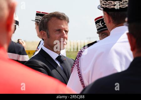 Garons, France. 02nd juin 2023. Le président français Emmanuel Macron visite la base aérienne de sécurité civile de Nîmes-Garons, près de Nîmes, dans le sud de la France, sur 2 juin 2023. Emmanuel Macron se rend sur la base aérienne de la sécurité civile pour rencontrer les membres des services impliqués dans la prévention et la lutte contre les incendies de forêt. Photo par Max Bawens/Pool/ABACAPRESS.COM crédit: Abaca Press/Alay Live News Banque D'Images