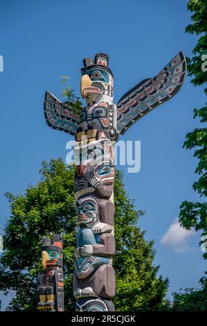 Vancouver (Colombie-Britannique) - 26 mai 2023 : totems dans le magnifique parc Stanley, à Vancouver. Banque D'Images