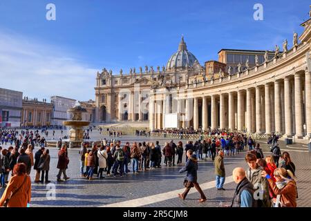 Touristes en ligne, St. Basilique Saint-Pierre Place Pierre, Vatican, Rome, Latium, Basilique San Pietro, En attente, file d'attente, Italie Banque D'Images