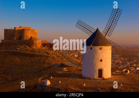 Consuegra, Château, moulins à vent, province de Tolède, route de Don Quichotte, Castilla-la Mancha, Espagne Banque D'Images