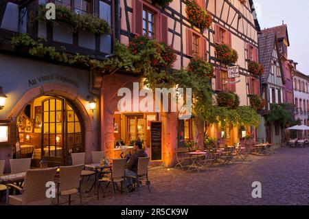 Maisons à colombages et restaurant à Riquewihr, Alsace, France Banque D'Images