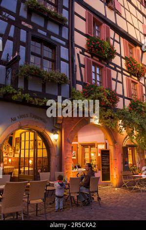 Maisons à colombages et restaurant à Riquewihr, Alsace, France Banque D'Images