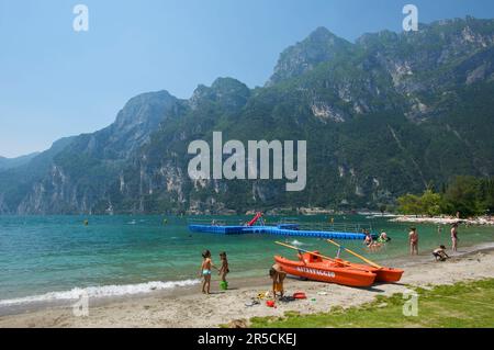 Plage de Riva del Garda, Lac de Garde, Italie Banque D'Images