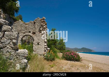 Ruines sur la plage d'Olympos, près de Kemer, Lycia, Riviera turque, Turquie Banque D'Images