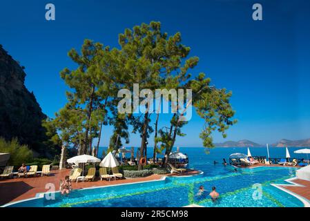 Piscine de l'hôtel Lykia World Village à Oeluedeniz près de Fethiye, Turquie Banque D'Images