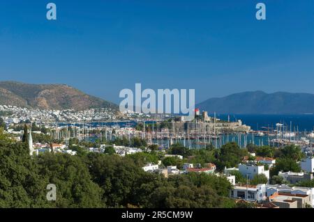 Vue sur la vieille ville, le port et la rue Peter's Castle à Bodrum, turc Egée, Turquie Banque D'Images