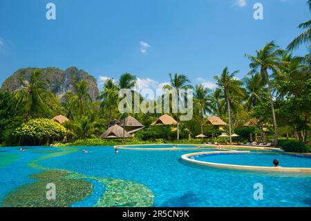 Piscine du Rayavadee Resort, Krabi, Thaïlande Banque D'Images