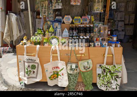 Stands de souvenirs à Omodos, dans les montagnes Troodos, dans le sud de Chypre Banque D'Images