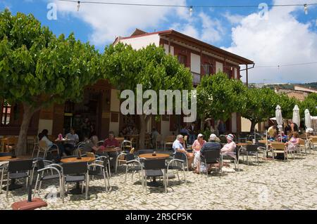 Café de rue à Omodos, montagnes Troodos, Chypre du Sud, Chypre du Sud Banque D'Images