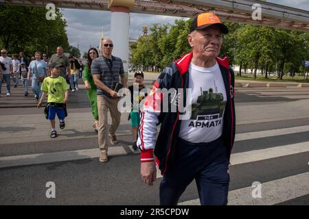 Moscou, Russie. 2nd juin 2023. Un homme avec une image d'un char d'Armata T-14 sur un T-shirt marche le long d'une traversée piétonne près du centre d'exposition VDNKH à Moscou, en Russie Banque D'Images