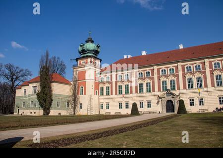 Le château de Lancut en Pologne est une magnifique forteresse historique avec un riche patrimoine culturel, une architecture étonnante, de beaux intérieurs et jardins Banque D'Images