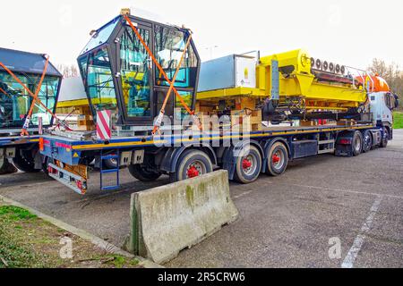 Lichtenbusch, Wallonie, Belgique – 18 mars 2020: Gros camion avec une remorque à plateforme transportant des pièces d'une grue d'uge sur un arrêt de camion Banque D'Images