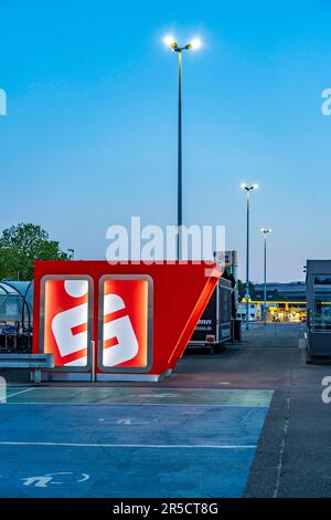 Nouvel ATM sur le terrain d'un centre commercial à Mülheim-Dümpten, indépendant, censé être résistant aux explosions, c'est-à-dire résister aux tentatives de souffle par la crimin Banque D'Images