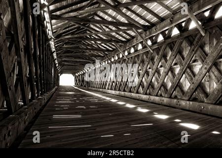 Construit en 1870, le pont Scott est devenu la plus longue travée en bois et pont couvert du Vermont. Contrastes riches entre la lumière et l'ombre. Banque D'Images