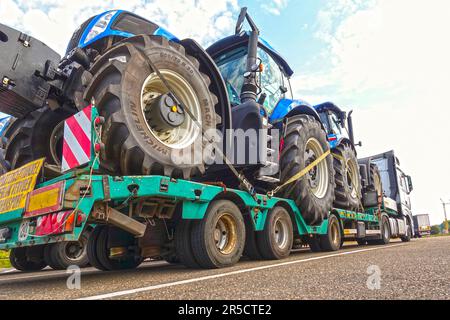 AACHEN, NRW, ALLEMAGNE - 12 juillet 2019: Transport lourd de gros tracteurs sur un camion-remorque spécial à bas chargeur, stationnement sur route. Banque D'Images