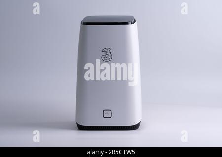 Trois routeurs Wifi ZYXEL NR5103E 5G réseau isolés sur blanc. 5G concentrateur haut débit domestique. Stafford, Royaume-Uni, 2 juin 2023 Banque D'Images