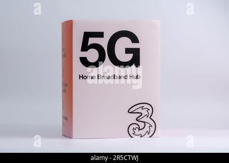 Trois routeurs Wifi ZYXEL NR5103E 5G réseau dans la boîte isolée sur blanc. 5G concentrateur haut débit domestique. Stafford, Royaume-Uni, 2 juin 2023 Banque D'Images