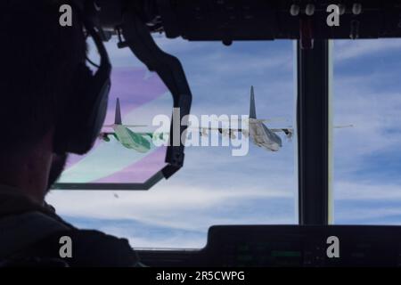 Le capitaine de la Royal Canadian Air Force, Chris Lane, un pilote de KC-130J Hercules au sein de l'Escadron de transport de navires de refueler aériens (VVMGR) 252, regarde deux KC-130J Hercules au cours d'un vol au-dessus de la station aérienne du corps maritime Cherry point, en Caroline du Nord, en 1 juin 2023. Les Marines du VMGR-252 ont célébré 95 ans comme escadron de l'aviation du corps des Marines. VMGR-252 est une unité subordonnée de 2nd MAW, l'élément de combat aérien de la II Marine Expeditionary Force (États-Unis Photo du corps marin par lance Cpl. Orlanys Diaz Figueroa) Banque D'Images