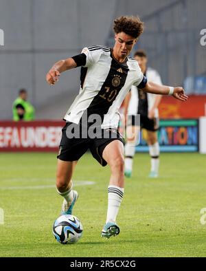 Budapest, Hongrie. 2nd juin 2023. Noah Darvich, d'Allemagne, contrôle le ballon lors du championnat européen des moins de 17 ans de l'UEFA 2023 finale entre l'Allemagne et la France au stade Hidegkuti Nandor de 2 juin 2023 à Budapest, Hongrie. Credit: Laszlo Szirtesi/Alay Live News Banque D'Images