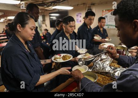 230531-N-ED646-1092- les marins DE L'OCÉAN ATLANTIQUE (31 mai 2023) préparent des assiettes de cuisine asiatique-américaine et des îles du Pacifique lors d'une célébration du mois du patrimoine sur les ponts du mess à bord du quai amphibie du navire d'atterrissage USS carter Hall (LSD 50). Le Groupe de préparation amphibie de Bataan et l'unité expéditionnaire maritime 26th participent actuellement à l'exercice de l'unité de formation composite du Groupe de grève des transporteurs (COMPTUEX). COMPTUEX est l'exercice final de pré-déploiement qui certifie la capacité de l'ARG de Bataan et de l'UMM 26th de mener des opérations militaires par le biais d'une planification conjointe et d'exécuter challenger Banque D'Images